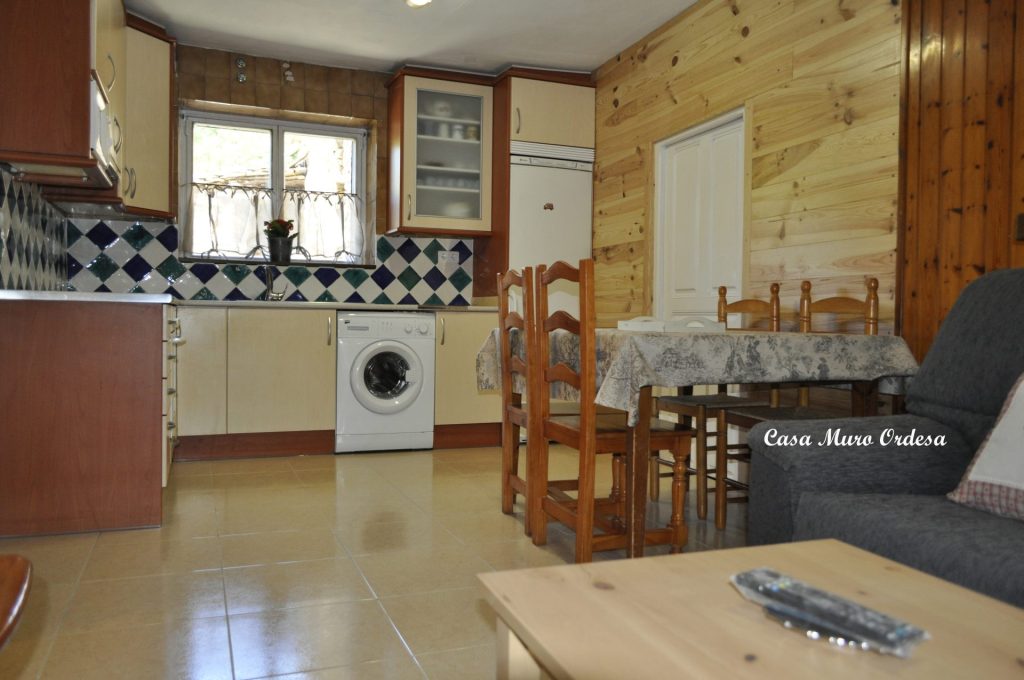 a. Apartamento de 3 habitaciones salón cocina amplio.