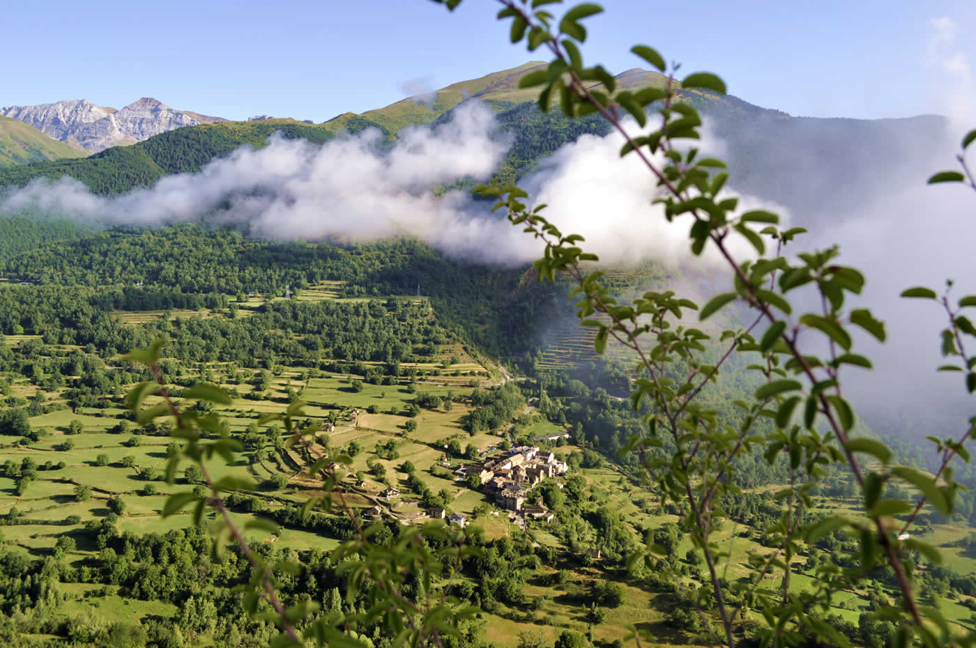 Paisaje montañoso con nubes
